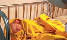  Bé gái sơ sinh còn nguyên dây rốn bị bỏ rơi trên tàu SE1