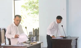 Hai anh em ruột là ông Đức và ông Hiếu (phải) trong phiên toà ở Bình Thuận