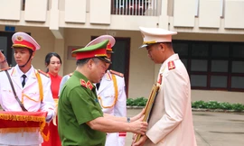 Đại úy Thái Ngô Hiếu cứu sống 4 người nhận Huân chương Dũng cảm