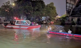  Xe ô tô 4 chỗ tông gãy lan can cầu, rơi xuống sông Đồng Nai 