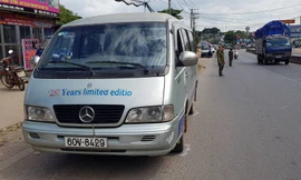 Thêm vụ xe đưa đón làm rơi học sinh xuống đường