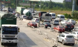 Dòng xe ùn ùn trở về từ Vũng Tàu, BOT Quốc lộ 51 xả trạm 