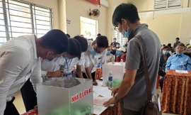 Người dân bốc thăm nhận đất tái định cư