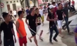 Nhóm 10 đối tượng mang hung khí truy sát 2 thanh niên giữa phố