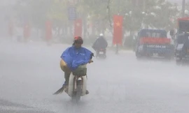 Mưa trắng trời ở Biên Hòa, nước ngập trôi cả xe máy