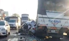 Taxi nát bét sau khi bị cuốn vào gầm xe tải