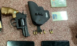 Mang súng đi bán thì bị công an bắt giữ