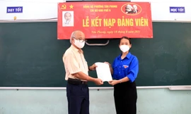 Kết nạp Đảng cho nữ sinh viên tại ‘mặt trận’ chống dịch 