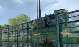 Cặp xe 'khủng' đa năng dựng hàng rào thép trong chốc lát