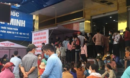 Hết hồn cảnh chen nhau đi test COVID-19 ở Biên Hòa