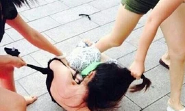 Mẹ rủ 2 con đi đánh ghen, cướp tài sản của 'tình địch'