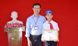 Khen thưởng nam sinh khơi miệng cống dọn rác trong mưa