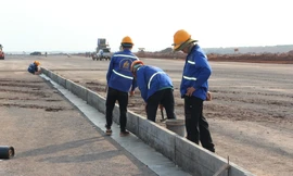 'Đội nắng' đưa đường băng sân bay Long Thành về đích sớm