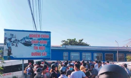 Ô tô băng qua đường sắt bị tàu hỏa húc văng, 4 người trọng thương