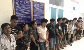 Cảnh sát vây ráp bắt hàng chục con bạc trong rừng tràm 