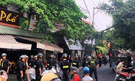 Bắt đối tượng chém người, cố thủ trong nhà 