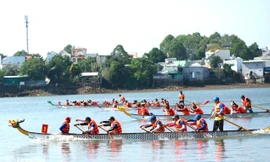 Lật thuyền đua chở 12 người trên sông Đồng Nai 