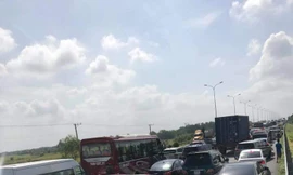 Hàng nghìn ô tô kẹt cứng trên cao tốc vì tai nạn liên hoàn