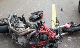 Ducati vỡ nát khi 'hôn' đuôi xe đầu kéo