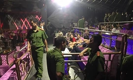 Cơ quan công an kiểm tra quán bar