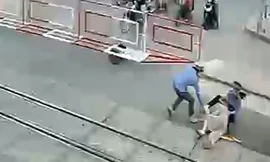 Hai nữ nhân viên gác chắn cứu cụ bà trước đầu tàu hỏa