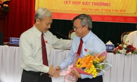 Bí thư Tỉnh ủy Đồng Nai tặng hoa chúc mừng Tân Chủ tịch UBND tỉnh Đồng Nai cao Tiến Dũng (bên phải)