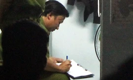 Công an khám nghiệm hiện trường vụ án. Ảnh: Vnexpress