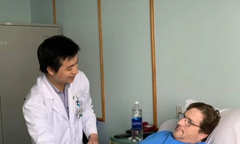 Lấy cây tăm nhọn ‘đi lạc’ từ ổ bụng xuống tận bẹn cho bệnh nhân người Mỹ