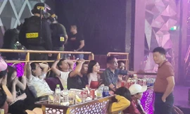 Thấy công an cả trăm dân chơi ném ma túy tháo chạy