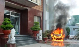 Chiếc xe bốc cháy trong khuôn viên khách sạn- ảnh Đức Minh