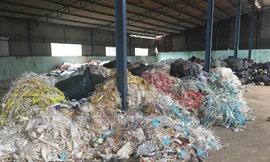 Choáng váng khi hàng chục tấn rác thải công nghiệp bị đổ trộm vào nhà