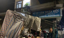 Tài xế buồn ngủ xe tải mất lái đâm sập chốt kiểm soát dịch 