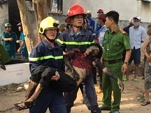 Một trong những nạn nhân được lực lượng cứu hộ đưa ra ngoài