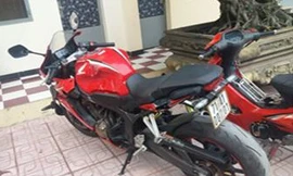 Ghét tiếng bô xe, hai thợ hồ đập hỏng mô tô phân khối lớn 