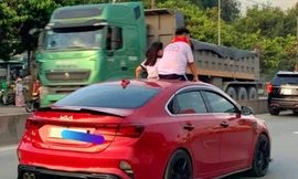 Đồng Nai: Tài xế để trẻ em chui qua cửa sổ trời, ngồi trên nóc ô tô