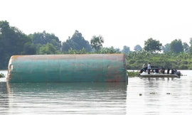 Hiện trường vụ lật sà lan