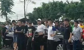 Nhiều đối tượng xăm trổ vây xe chở công an trong vụ việc xảy ra vào ngày 12/6