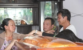 Gia đình, làng xóm đau đớn đón linh cữu 'hiệp sĩ' Sài Gòn