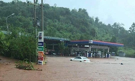 Quốc lộ 1A thành sông sau trận mưa lớn