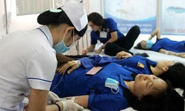 Các công nhân bị ngộ độc thức ăn đang được chăm sóc y tế