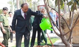 Thủ tướng Nguyễn Xuân Phúc trồng cây lưu niệm tại Đại học Nguyễn Huệ