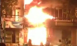 Lửa cháy ngùn ngụt tiệm đệm mút, 5 người chết