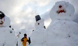 Cơ quan Môi trường Anh khuyên người dân nước này nặn càng nhiều người tuyết càng tốt để chống lụt do nhiệt độ tuần này bắt đầu tăng cao