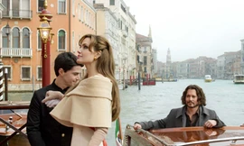 Tourist làm lại theo bản gốc phim Anthony Zimmer (Pháp) nhưng có thay đổi bối cảnh và kết phim