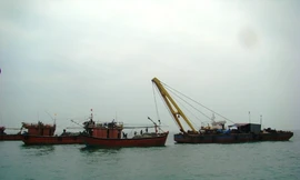 Một ngư dân bị gió thổi bay xuống biển