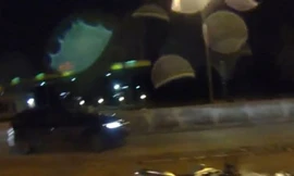 Motor trượt ngã trên đường đất