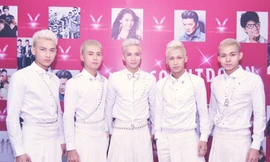 Nhóm 365 gây sốc khi đồng loạt nhuộm tóc trắng