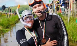 Cầu hôn bạn gái dưới đầm lầy