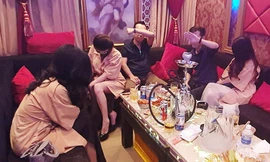 Đột kích nhà hàng phát hiện nữ tiếp viên mặc hở hang ôm ấp khách