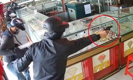 Hai tên cướp có súng xông vào tiệm vàng trên đường Trần Văn Mười cướp tài sản đã bị bắt. Ảnh cắt từ clip